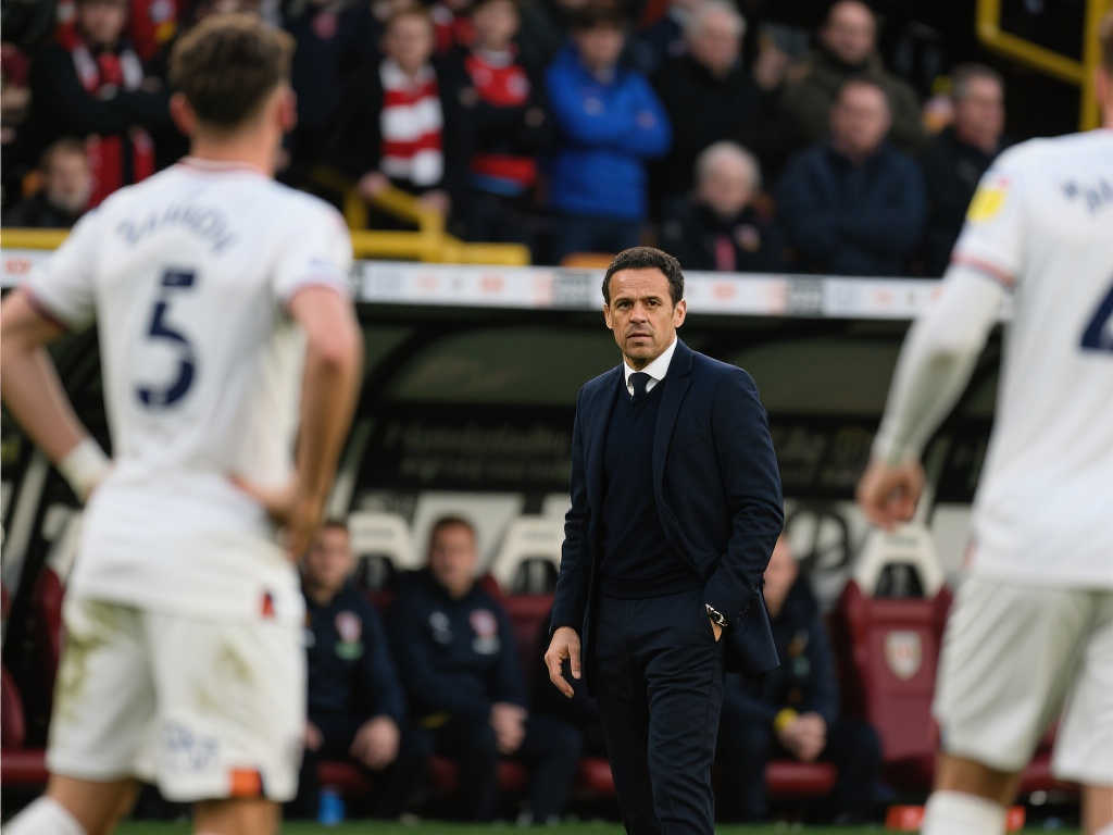 阿莫林首战平弱队未受批评:磨合不足,调整尚需时日 阿莫林首战平弱队未受批评:磨合不足,调整尚需时日